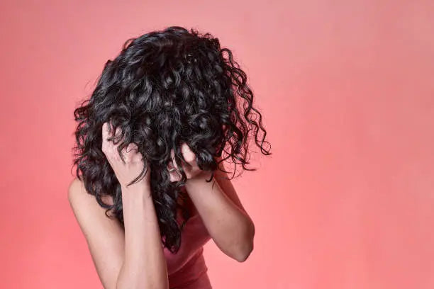 5-cambios-que-veras-en-tu-pelo-cuando-cambies-a-un-champu-sin-sulfatos-ni-siliconas-1-istock