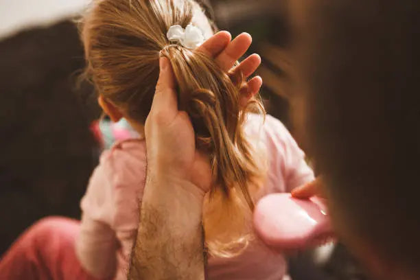 Mi hijo se queja de los tirones al peinarle qué puedo hacer