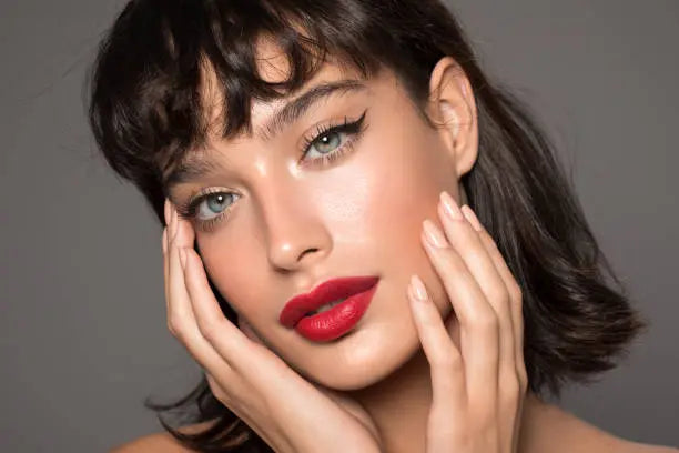 como-usar-flequillo-con-pelo-graso-1-istock