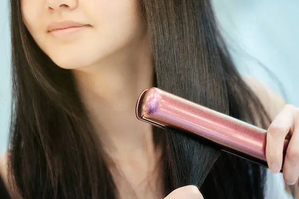 consecuencias-de-usar-la-plancha-del-pelo-9-istock
