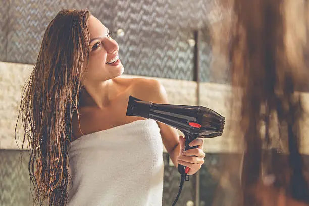 cual-es-la-mejor-forma-de-secarte-el-pelo-9-istock