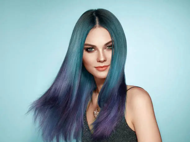 lavar-y-cuidar-pelo-tenido-y-encrespado-10-istock