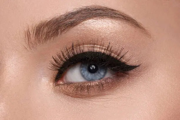 los-mejores-trucos-profesionales-de-belleza-para-sacarle-partido-a-nuestro-eyeliner-8-istock