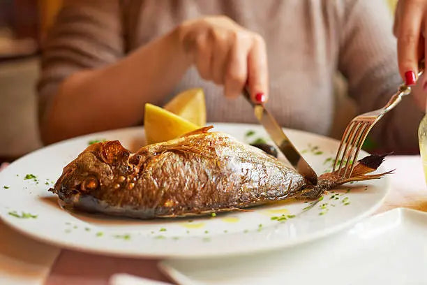 que-alimentos-tomar-para-un-pelo-fuerte-y-sano-pescado-2-istock