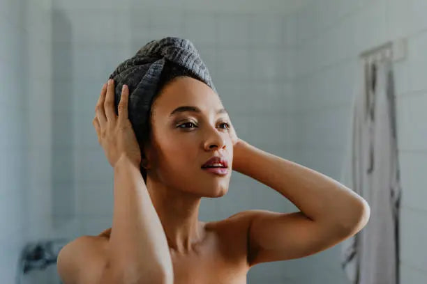 que-champu-utilizar-dermatitis-seborreica-istock