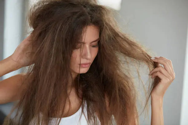 razones-por-las-que-tu-pelo-no-se-mantiene-hidratado-1-istock