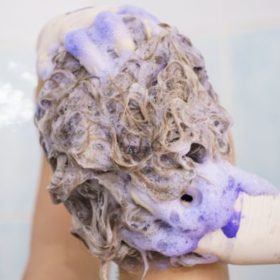 Lavar el pelo con champú morado